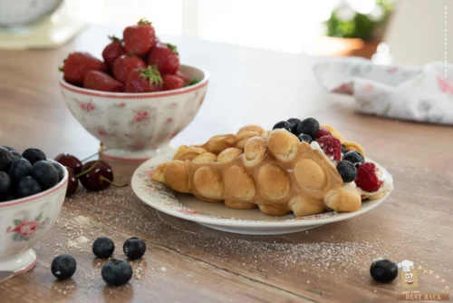 Bubblewaffle mit Erdbeeren und Blaubeeren